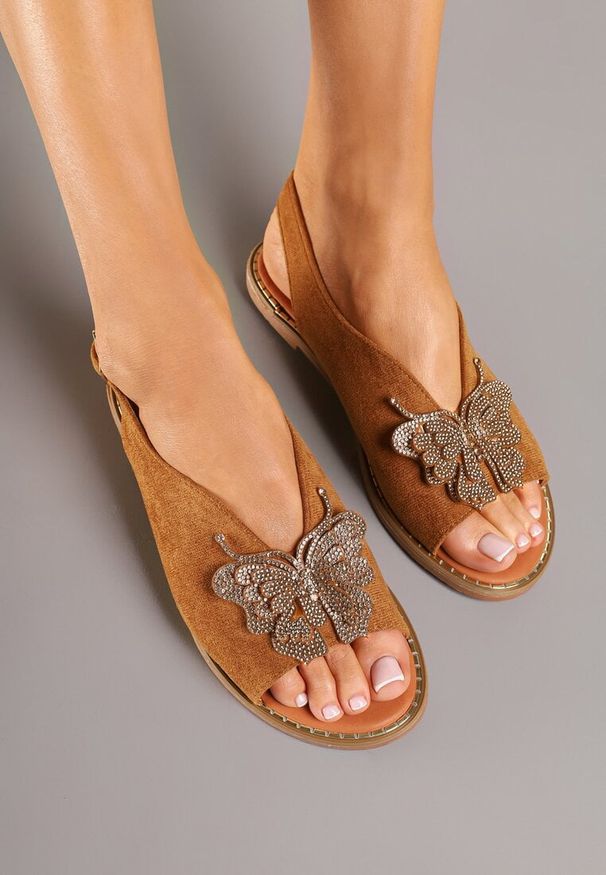 Born2be - Brązowe Sandały z Imitacji Zamszu z Ozdobną Aplikacją z Cyrkoniami Korevelia. Okazja: na co dzień. Nosek buta: otwarty. Zapięcie: pasek. Kolor: brązowy. Wzór: aplikacja. Materiał: zamsz. Sezon: lato. Obcas: na obcasie. Styl: casual, elegancki. Wysokość obcasa: niski