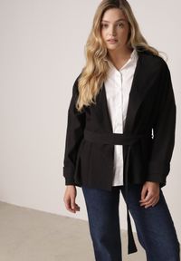 Born2be - Czarna Bawełniano-Wiskozowa Kurtka Typu Krótki Trencz z Ozdobnym Guzikiem Dafena. Okazja: na co dzień, na spotkanie biznesowe, do pracy. Kolor: czarny. Materiał: wiskoza, bawełna. Długość: krótkie. Styl: casual, biznesowy, elegancki, klasyczny #1