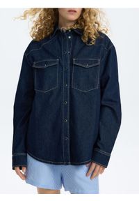 Reserved - Jeansowa koszula oversize - granatowy. Kolor: niebieski. Materiał: jeans