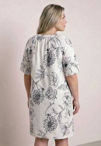Born2be - Granatowo-Biała Sukienka z Wiskozy o Pudełkowym Kroju w Kwiatowy Print Reninca. Okazja: na co dzień. Kolekcja: plus size. Kolor: niebieski. Materiał: wiskoza. Wzór: nadruk, kwiaty. Sezon: lato. Typ sukienki: proste, dla puszystych. Styl: casual #3
