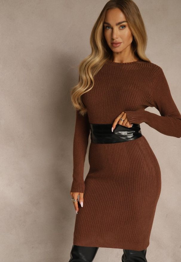 Renee - Brązowa Prążkowana Sukienka z Dzianiny z Bawełną o Dopasowanym Kroju Tesoria. Okazja: na co dzień. Kolor: brązowy. Materiał: dzianina, prążkowany, bawełna. Styl: casual