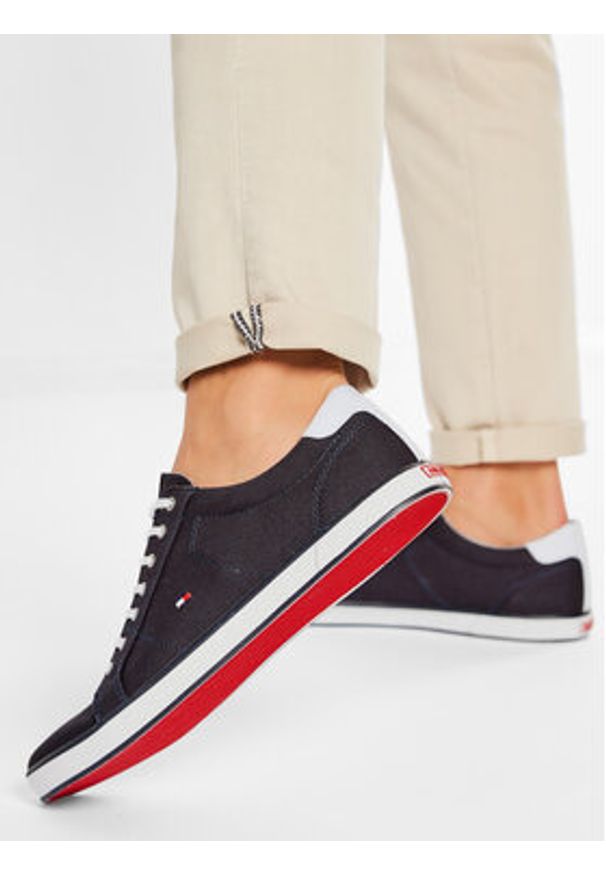 TOMMY HILFIGER - Tommy Hilfiger Tenisówki Harlow 1D FM0FM00596 Granatowy. Kolor: niebieski. Materiał: materiał
