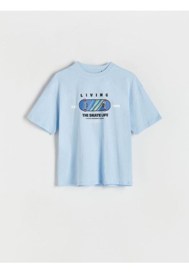 Reserved - T-shirt oversize z nadrukiem - jasnoniebieski. Kolor: niebieski. Materiał: dzianina, bawełna. Wzór: nadruk