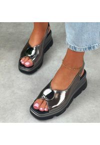 Platynowe skórzane sandały damskie na koturnie T.Sokolski L26-249. Zapięcie: bez zapięcia. Kolor: srebrny. Materiał: skóra. Sezon: lato. Obcas: na koturnie #1