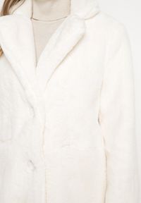 Born2be - Jasnobeżowy Futerkowy Płaszcz Jednorzędowy z Kieszeniami i Eleganckim Kołnierzem Daienna. Kolor: beżowy. Materiał: jeans. Styl: elegancki #3