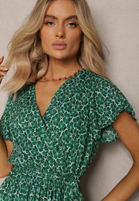 Renee - Zielona Letnia Sukienka Kopertowa Wiązana w Pasie z Wiskozy Meridase. Kolor: zielony. Materiał: wiskoza. Sezon: lato. Typ sukienki: kopertowe