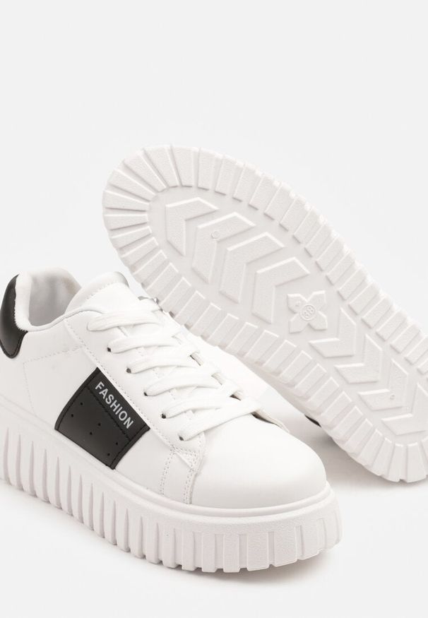 Renee - Białe Sneakersy na Tłoczonej Platformie Ozdobione Pasem Eleandelle. Okazja: na co dzień. Zapięcie: sznurówki. Kolor: biały. Materiał: jeans. Wzór: aplikacja. Obcas: na platformie