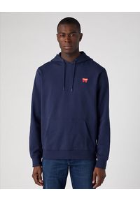 Wrangler - WRANGLER SIGN OFF HOODIE MĘSKA BLUZA Z KAPTUREM NIEROZPINANA REAL NAVY W651I3XW4. Typ kołnierza: kaptur