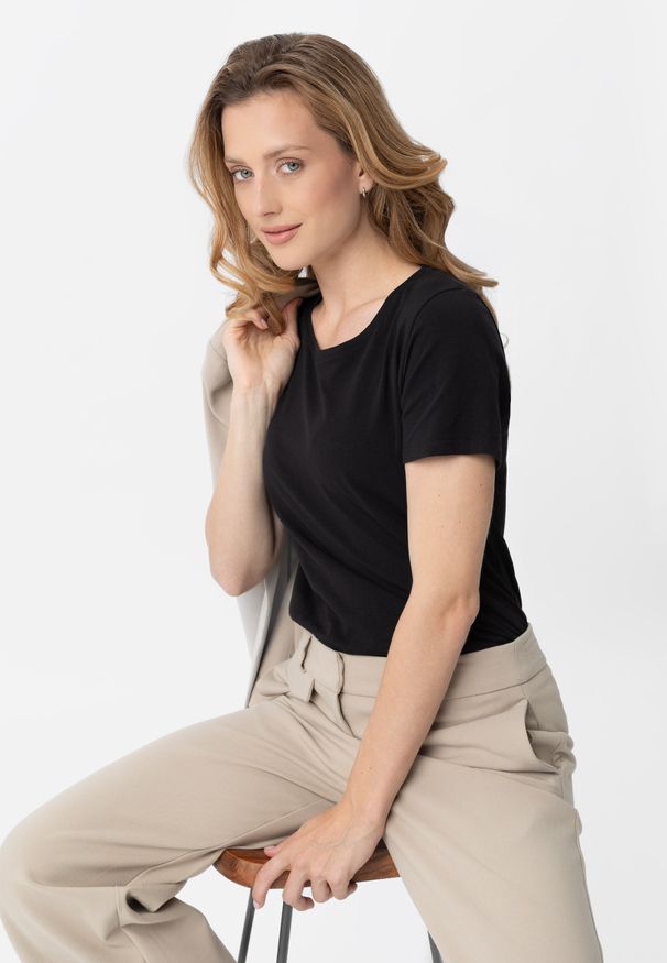 Volcano - Koszulka basic T-DIANA. Kolekcja: plus size. Materiał: materiał. Długość rękawa: krótki rękaw. Długość: krótkie. Wzór: gładki. Styl: klasyczny