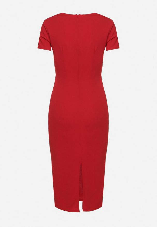 Born2be - Czerwona Taliowana Koktajlowa Sukienka z Wiskozą i Rozcięciem z Tyłu Castorea. Okazja: na co dzień. Kolor: czerwony. Materiał: wiskoza. Długość rękawa: krótki rękaw. Styl: wizytowy