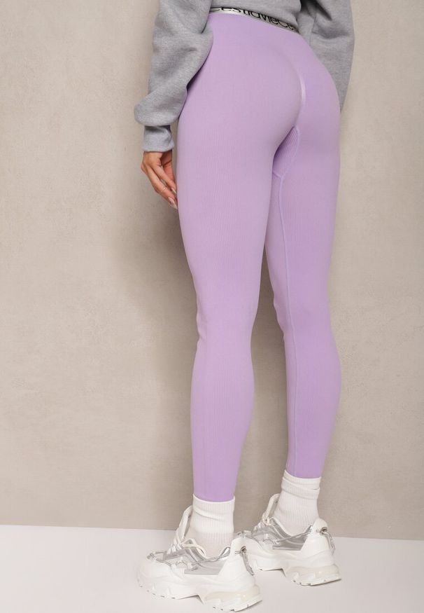Renee - Jasnofioletowe Sportowe Legginsy Elastyczne z Ozdobną Szeroką Gumą w Pasie Larnode. Okazja: na co dzień. Kolor: fioletowy. Materiał: guma. Styl: sportowy