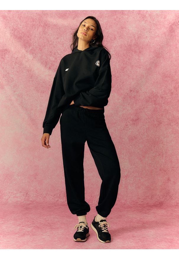 4f - 4F Spodnie dresowe joggery damskie - czarne XL. Stan: podwyższony. Kolor: czarny. Materiał: dresówka