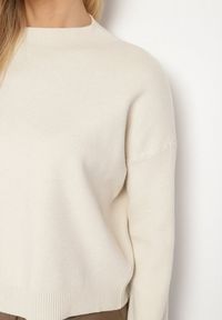 Born2be - Jasnobeżowy Gładki Sweter o Pudełkowym Kroju ze Stójką Unessa. Okazja: na co dzień. Typ kołnierza: kołnierzyk stójkowy. Kolor: beżowy. Materiał: jeans. Wzór: gładki. Styl: casual #6