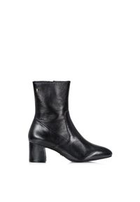 Ochnik - Buty damskie. Kolor: czarny. Materiał: skóra, lakier. Szerokość cholewki: normalna. Obcas: na obcasie. Styl: elegancki, klasyczny. Wysokość obcasa: średni #1