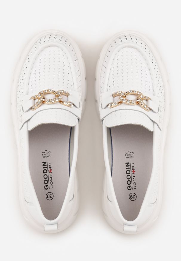 Renee - Białe Perforowane Mokasyny ze Skóry Naturalnej z Aplikacją na Platformie Heilarta. Kolor: biały. Materiał: skóra. Szerokość cholewki: normalna. Wzór: aplikacja. Obcas: na platformie