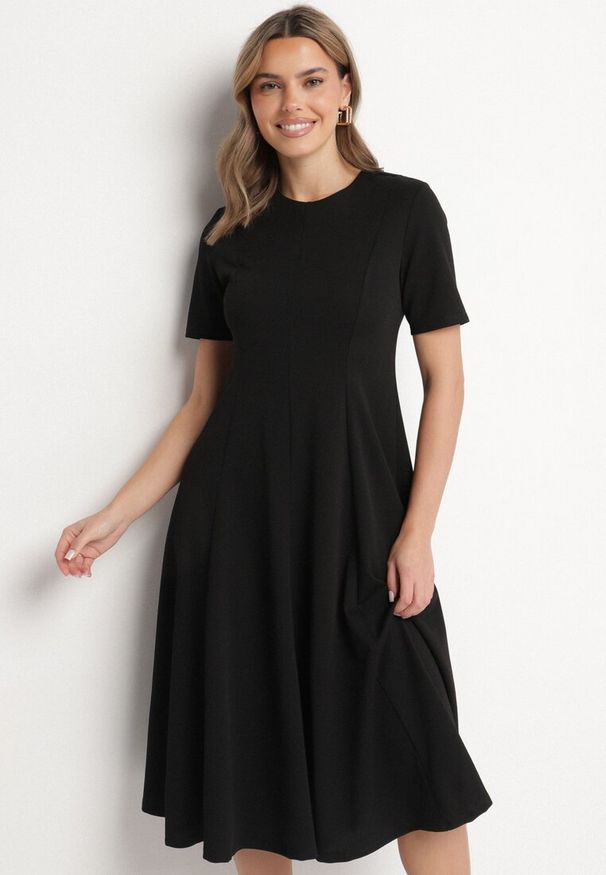 Born2be - Czarna Sukienka Rozkloszowana z Taliowaniem Telorwena. Okazja: na randkę, na wesele, na ślub cywilny. Kolor: czarny. Długość rękawa: krótki rękaw. Styl: klasyczny