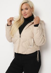 Born2be - Beżowa Kurtka Krótka z Pikowaniem i Odpinanym Kapturem Taraes. Okazja: na co dzień. Kolekcja: plus size. Kolor: beżowy. Materiał: jeans. Długość: krótkie. Styl: casual, elegancki #6
