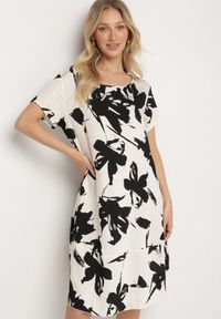 Born2be - Czarna Wiskozowa Sukienka w Kwiatowy Wzór Emitine. Okazja: na co dzień. Kolor: czarny. Materiał: wiskoza. Wzór: kwiaty. Typ sukienki: proste. Styl: klasyczny, casual #1