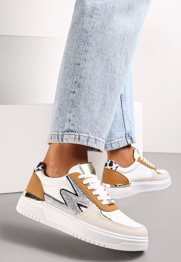 Renee - Biało-Brązowe Płaskie Sneakersy z Metalową i Brokatową Wstawką Nebritta. Okazja: na co dzień. Kolor: brązowy. Obcas: na płaskiej podeszwie