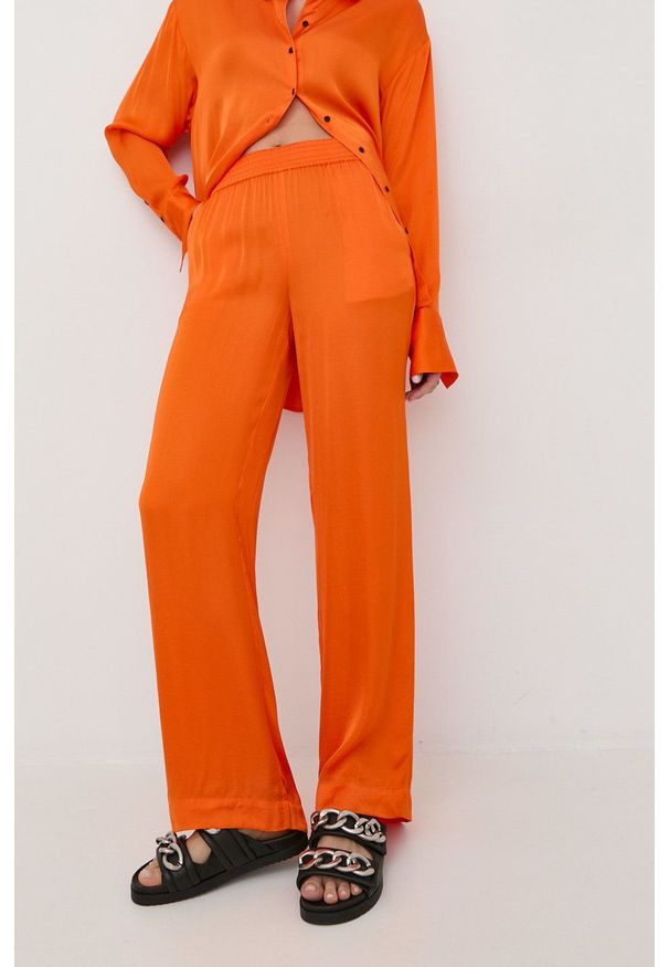 Birgitte Herskind spodnie damskie kolor pomarańczowy proste high waist. Okazja: na co dzień. Stan: podwyższony. Kolor: pomarańczowy. Materiał: tkanina, guma. Styl: casual