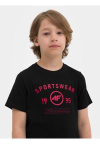 4f - T-shirt z nadrukiem chłopięcy. Kolor: czarny. Materiał: bawełna. Wzór: nadruk
