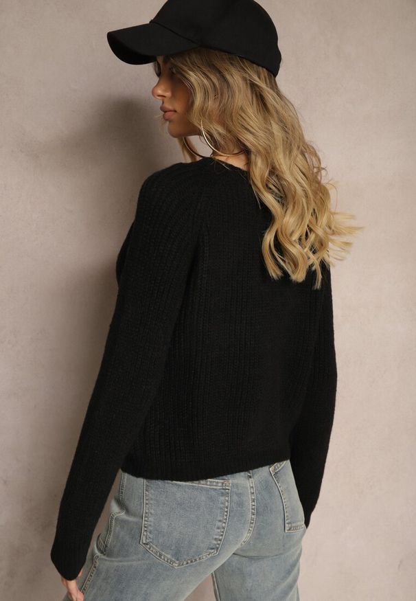 Renee - Czarny Krótki Sweter o Klasycznym Kroju Zinrethia. Okazja: na co dzień. Kolor: czarny. Materiał: jeans, bawełna. Długość rękawa: długi rękaw. Długość: krótkie. Styl: klasyczny