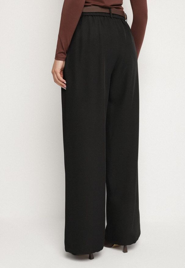 Born2be - Czarne Spodnie o Garniturowym Kroju z Szerokimi Nogawkami i Paskiem Cinnalie. Okazja: do pracy, na co dzień, na spotkanie biznesowe. Stan: podwyższony. Kolor: czarny. Styl: casual, elegancki, biznesowy