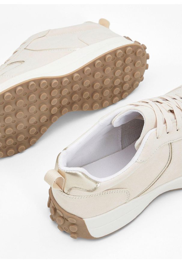 bonprix - Sneakersy z metalicznymi detalami. Kolor: beżowy