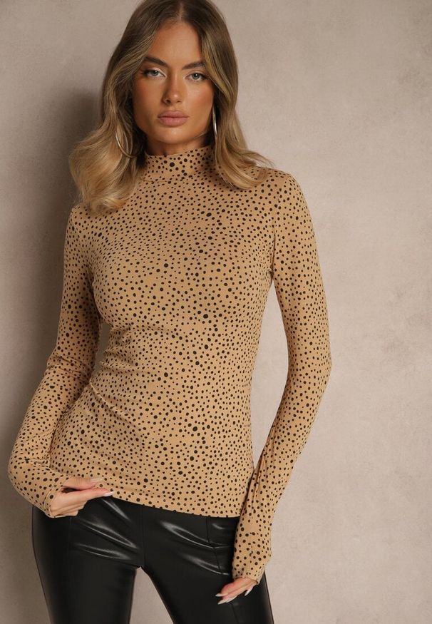 Renee - Brązowa Bawełniana Bluzka z Golfem Typu Longsleeve w Groszki Neatte. Okazja: na co dzień. Typ kołnierza: golf. Kolor: brązowy. Materiał: bawełna. Długość rękawa: długi rękaw. Wzór: grochy. Styl: casual, klasyczny