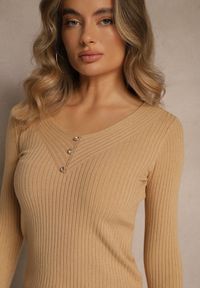 Renee - Ciemnobeżowy Sweter z Dzianiny w Prążki z Dekoltem w Serek i Aplikacjami Rallenia. Okazja: na co dzień. Typ kołnierza: dekolt w serek. Kolor: beżowy. Materiał: dzianina. Długość rękawa: długi rękaw. Długość: długie. Wzór: aplikacja, prążki. Styl: casual
