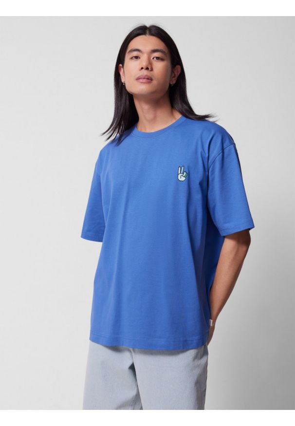 outhorn - T-shirt oversize z haftem męski - kobaltowy. Kolor: niebieski. Materiał: materiał, bawełna, dzianina. Wzór: haft