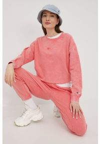 Champion bluza 114942 damska kolor różowy z aplikacją 114942-BS028. Kolor: różowy. Materiał: bawełna. Długość rękawa: długi rękaw. Długość: długie. Wzór: aplikacja #2