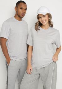 Born2be - Jasnoszara Koszulka o Klasycznym Kroju z Kieszonką Mairalissa. Okazja: na spotkanie biznesowe, do pracy, na co dzień. Kolor: szary. Materiał: jeans. Wzór: aplikacja. Styl: klasyczny