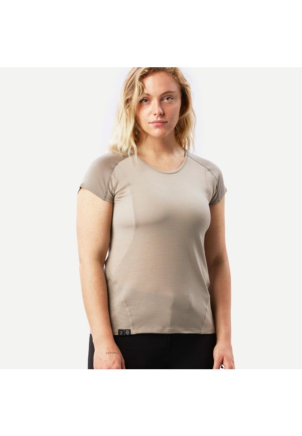 FORCLAZ - Koszulka damska trekkingowa z krótkim rękawem Forclaz MT500 merino. Kolor: beżowy. Materiał: materiał, wełna, elastan, poliamid. Długość rękawa: krótki rękaw. Długość: krótkie