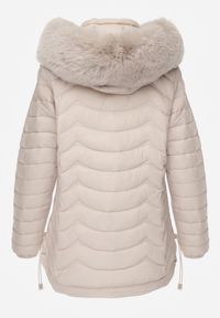 Renee - Jasnobeżowa Przejściowa Kurtka z Pikowaniem Bocznymi Ściągaczami i Kapturem Fezizia. Okazja: na co dzień. Kolor: beżowy. Materiał: futro, poliester, jeans. Styl: casual, elegancki #8