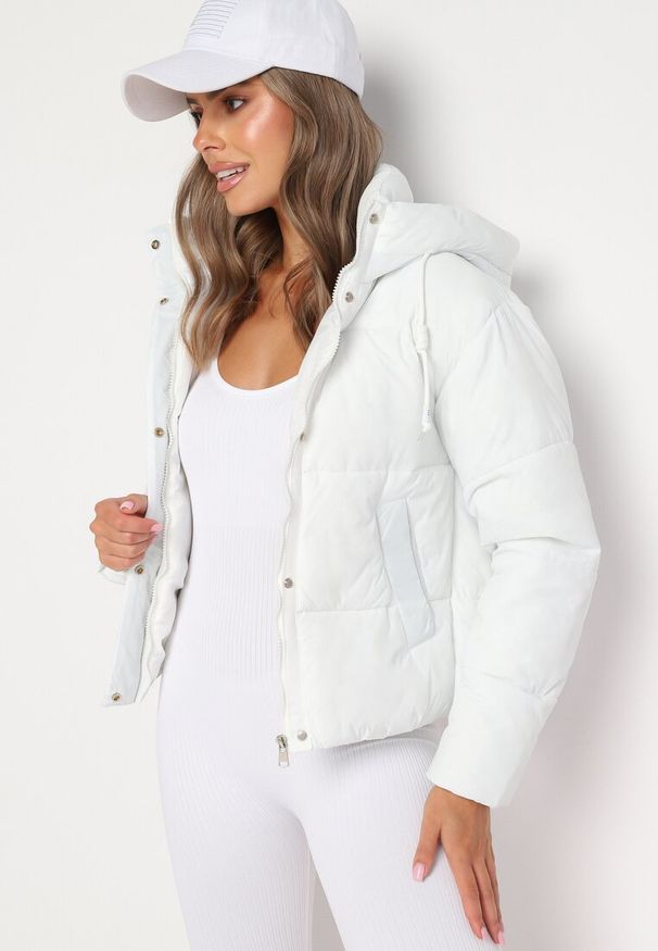 Born2be - Biała Pikowana Kurtka Puffer z Kapturem Miviera. Okazja: na spacer, na co dzień. Typ kołnierza: kaptur. Kolor: biały. Materiał: jeans, dzianina. Sezon: zima. Styl: casual