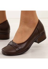 Brązowe Polskie półbuty damskie Gregors 569. Okazja: na co dzień. Kolor: brązowy. Materiał: skóra. Szerokość cholewki: normalna. Sezon: wiosna, jesień, lato. Styl: casual, klasyczny, elegancki #1