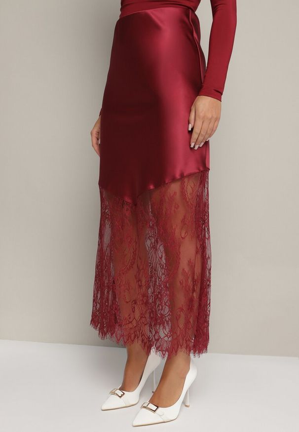 Born2be - Bordowa Satynowa Spódnica Ozdobiona Koronką Milori. Okazja: na spotkanie biznesowe. Kolor: czerwony. Materiał: satyna, koronka. Wzór: aplikacja, koronka. Sezon: wiosna, lato. Styl: klasyczny, biznesowy