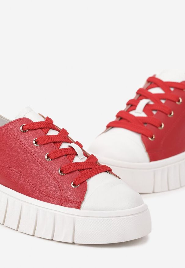 Renee - Czerwone Płaskie Sneakersy Vices ze Sznurowaniem Lorori. Okazja: na co dzień. Zapięcie: sznurówki. Kolor: czerwony. Materiał: jeans. Sezon: lato, wiosna
