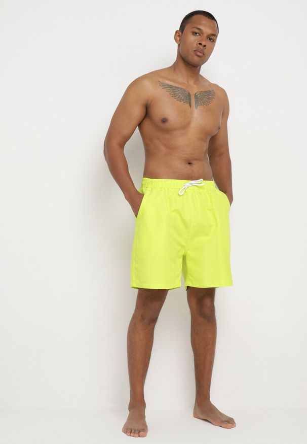 Born2be - Żółte Kąpielówki z Gumką w Pasie do Kolana z Kieszeniami Clinesta. Kolor: żółty. Materiał: tkanina