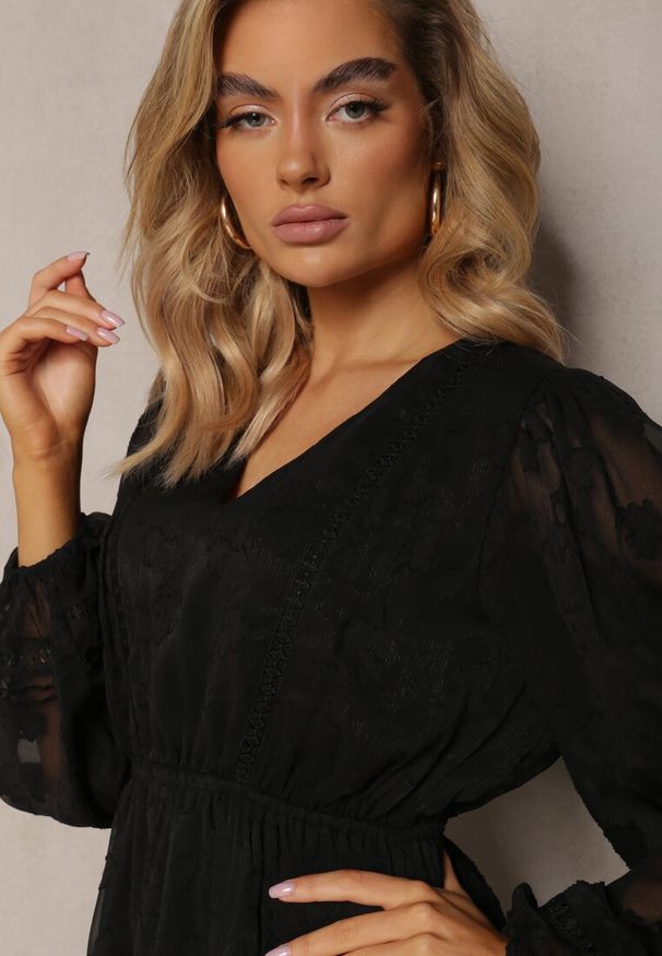 Renee - Czarna Krótka Sukienka Boho Ozdobiona Metaliczną Nitką Eleonoritta. Kolor: czarny. Wzór: aplikacja. Styl: boho. Długość: mini