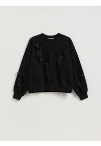 Reserved - Bluza z kokardkami - czarny. Typ kołnierza: kokarda. Kolor: czarny. Materiał: dzianina, bawełna #1