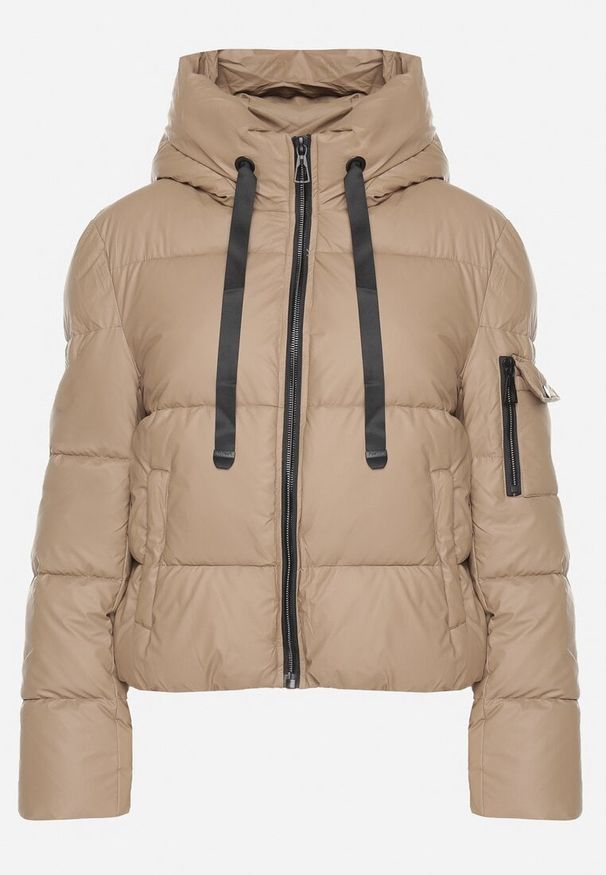 Born2be - Ciemnobeżowa Prosta Kurtka Pikowana z Kapturem i Kieszeniami Mirilda. Okazja: na spacer, na co dzień. Typ kołnierza: kaptur. Kolor: beżowy. Materiał: jeans. Sezon: zima. Styl: elegancki, casual, klasyczny