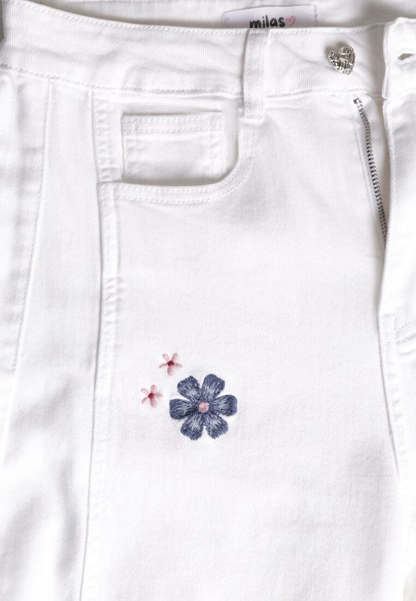 Renee - Białe Jeansy Balloon High Waist z Kwiatowym Haftem Irolyn. Stan: podwyższony. Kolor: biały. Wzór: haft, kwiaty. Styl: elegancki, klasyczny