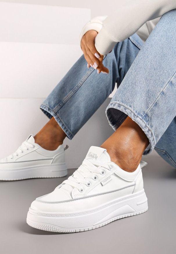 Born2be - Biało-Szare Sznurowane Sneakersy na Grubej Tłoczonej Podeszwie Erisalise. Nosek buta: okrągły. Zapięcie: sznurówki. Kolor: biały. Obcas: na obcasie. Wysokość obcasa: średni