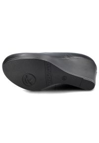 Czarne Czółenka Karino Damskie Półbuty Na Koturnie. Okazja: na co dzień, na spotkanie biznesowe. Kolor: czarny. Materiał: skóra. Obcas: na koturnie. Styl: casual, elegancki, biznesowy #3