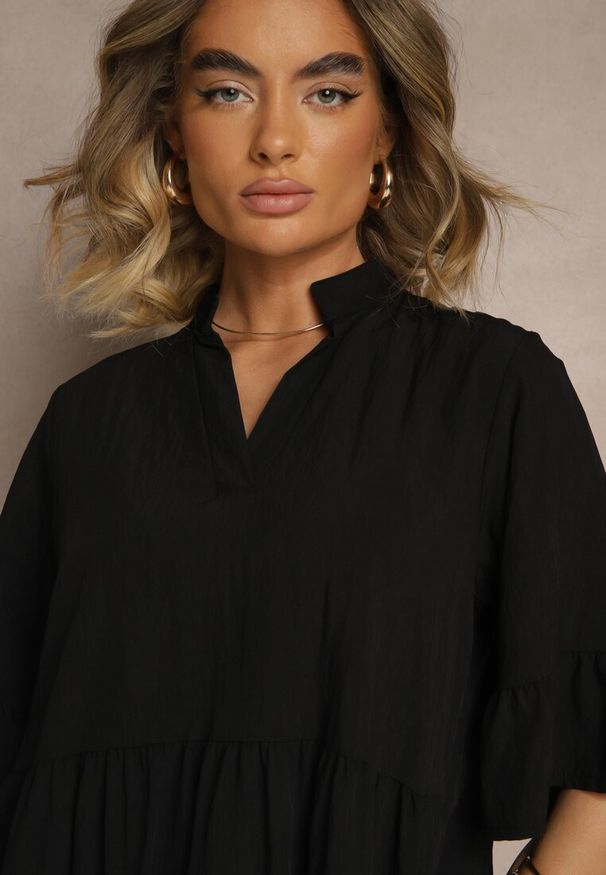 Renee - Czarna Rozkloszowana Sukienka z Wiskozą i Falbanami Eviranna. Okazja: na co dzień. Typ kołnierza: dekolt w kształcie V. Kolor: czarny. Materiał: wiskoza. Długość rękawa: krótki rękaw. Sezon: lato. Styl: elegancki, casual