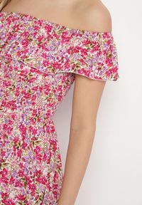 Born2be - Różowa Sukienka z Bawełny Typu Hiszpanka z Falbankami w Kwiaty Aenne. Okazja: na spacer, na imprezę. Typ kołnierza: kołnierz z falbankami, dekolt hiszpanka. Kolor: różowy. Materiał: bawełna. Wzór: kwiaty. Sezon: lato. Styl: elegancki #4