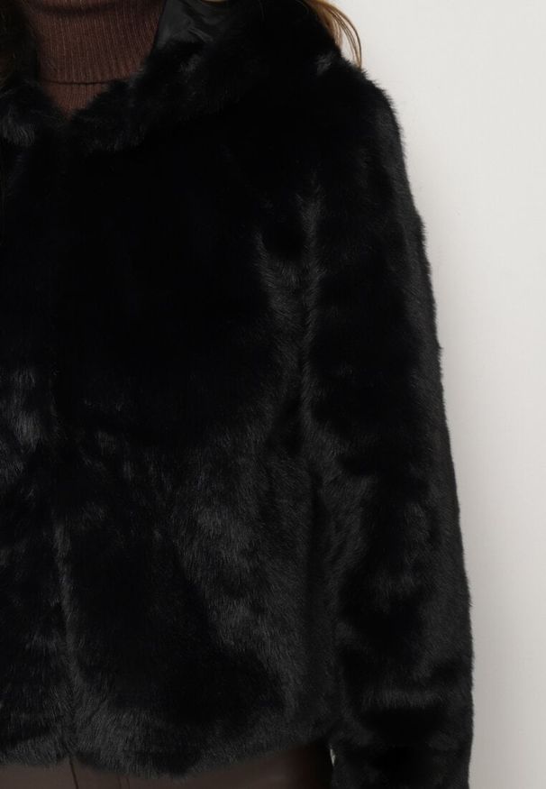 Born2be - Czarna Futrzana Kurtka o Prostym Kroju z Kapturem z Polarową Podszewką Venirith. Okazja: na co dzień. Typ kołnierza: kaptur. Kolor: czarny. Materiał: polar, futro. Styl: casual