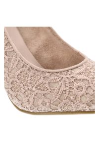 Różowe Czółenka Marco Tozzi Eleganckie Buty Na Obcasie. Okazja: na spacer. Zapięcie: bez zapięcia. Kolor: różowy. Szerokość cholewki: normalna. Wzór: aplikacja. Materiał: koronka, materiał. Obcas: na obcasie. Styl: elegancki. Wysokość obcasa: średni #4
